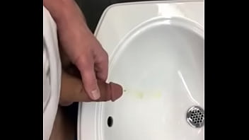 teen piss in sink