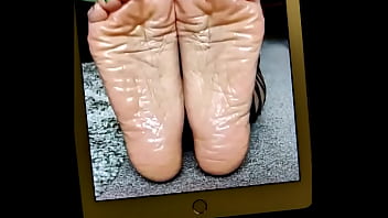 latina oily feet