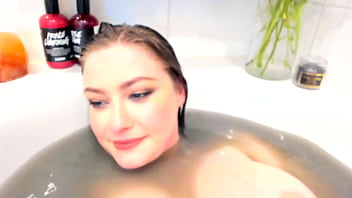 shampoo hair in bath