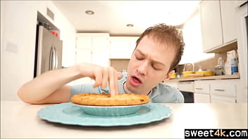 man fucks apple pie