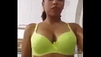 linda morena tirando roupa