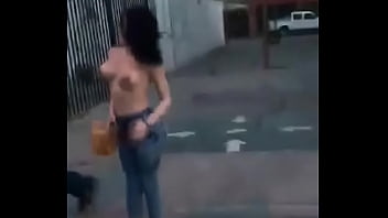 se desnuda en publico