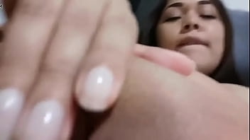 girl fingering clit