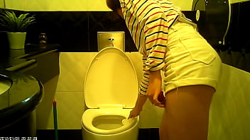 hidden asian peeing