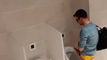 jacking public urinal