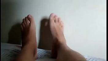 pissing o feet