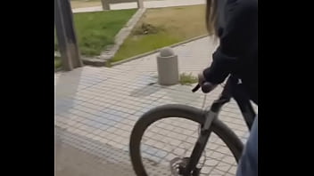 andando nua de bicicleta