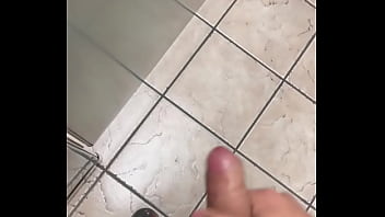 oilet pissing voyuer