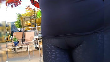 candid street cameltoe