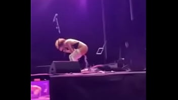 pissing on concert