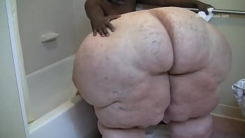 ssbbw takes a shit