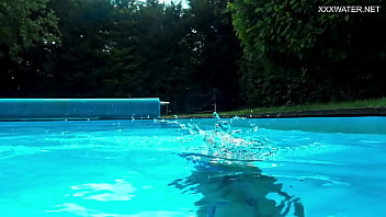 girls nude swimming