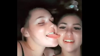 lesbian hot kissing