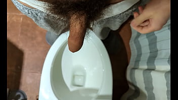 toilet pissing mms